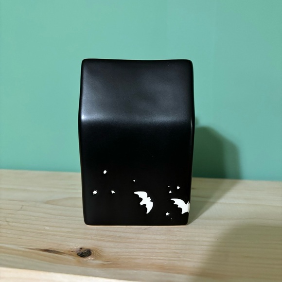 NWT Rae Dunn Ceramic TRICK OR TREAT Coffin Shaped Mug Black & White Bats - Picture 5 of 7